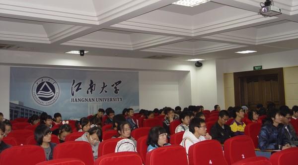 现场学员们认真听讲