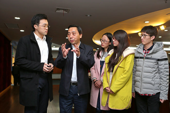 马明龙厅长与师生代表进行互动交流