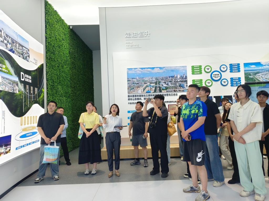 3、参观山东华鲁恒升集团有限公司.jpg