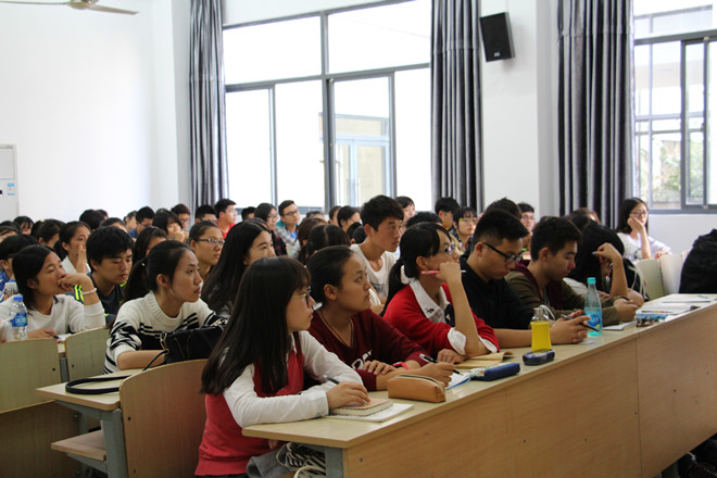 同学们认真听讲