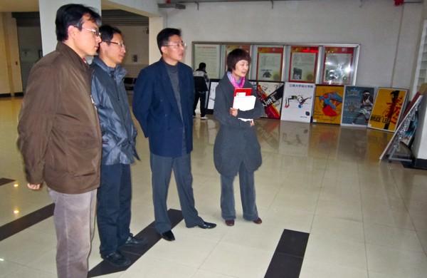 校党委副书记、副校长符惠明现场观展