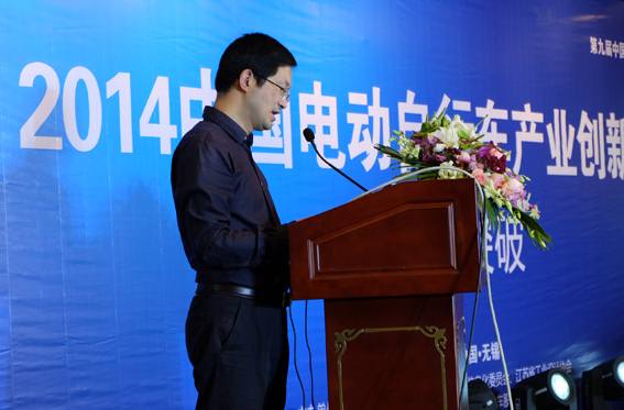 设计学院副院长张凌浩主持论坛
