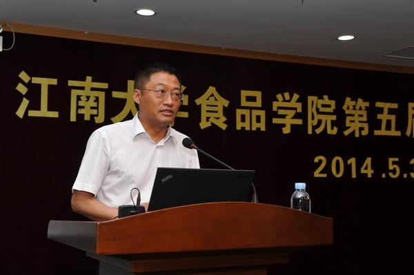 食品学院院长陈卫做题为“走产学研创新之路，谋行业可持续发展”的报告