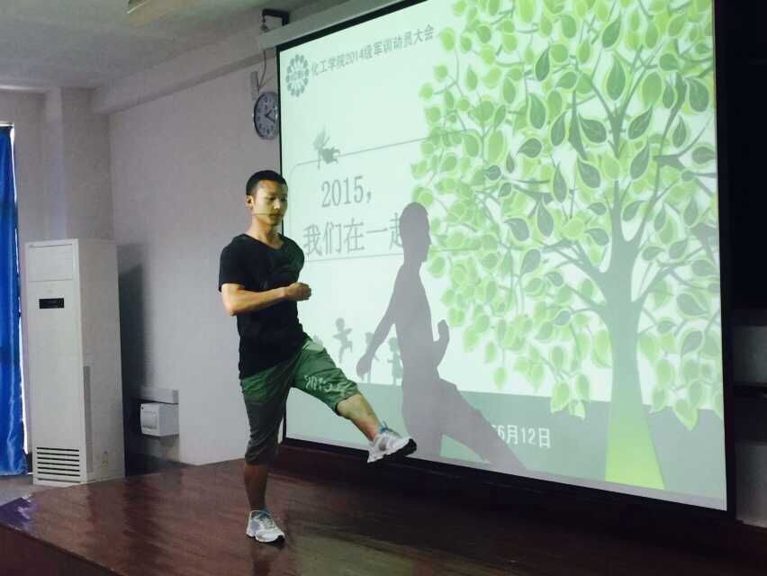 应化1401班操长虹同学做示范动作