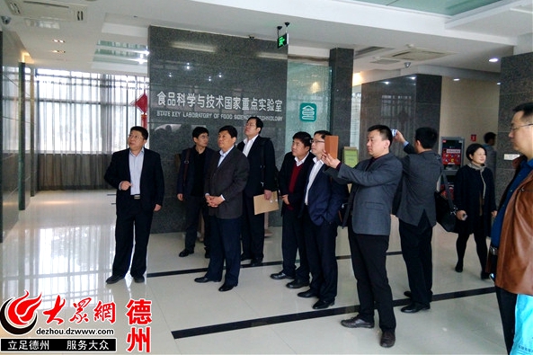 参观实验室