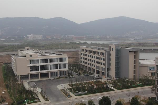 我校综合实验楼一期工程交付使用