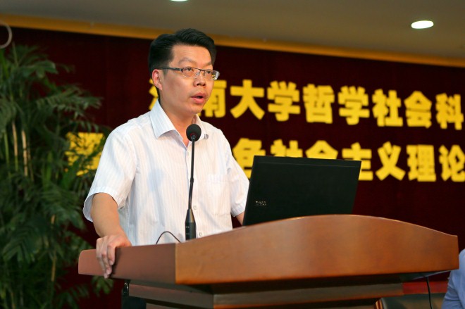 省委宣传部理论处处长李扬宣读“关于命名首批江苏省中国特色社会主义理论体系研究基地的决定”