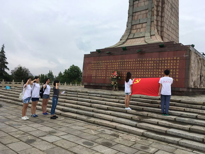 党员代表重温入党誓词