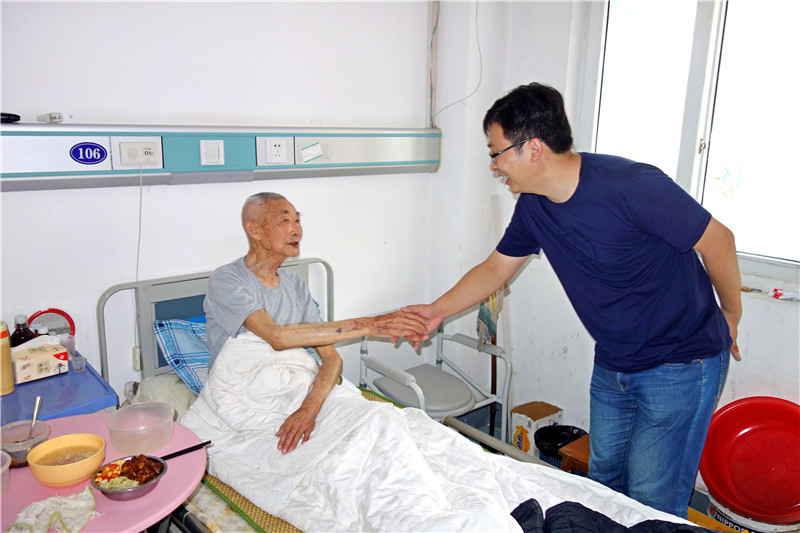 学校党委组织人员看望老党员