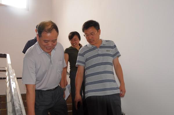 武贵龙书记在维修改造现场听取工作汇报，并仔细询问相关情况