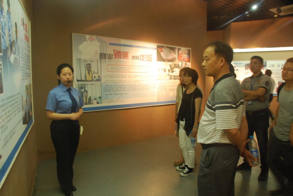 教师们在参观廉政教育基地