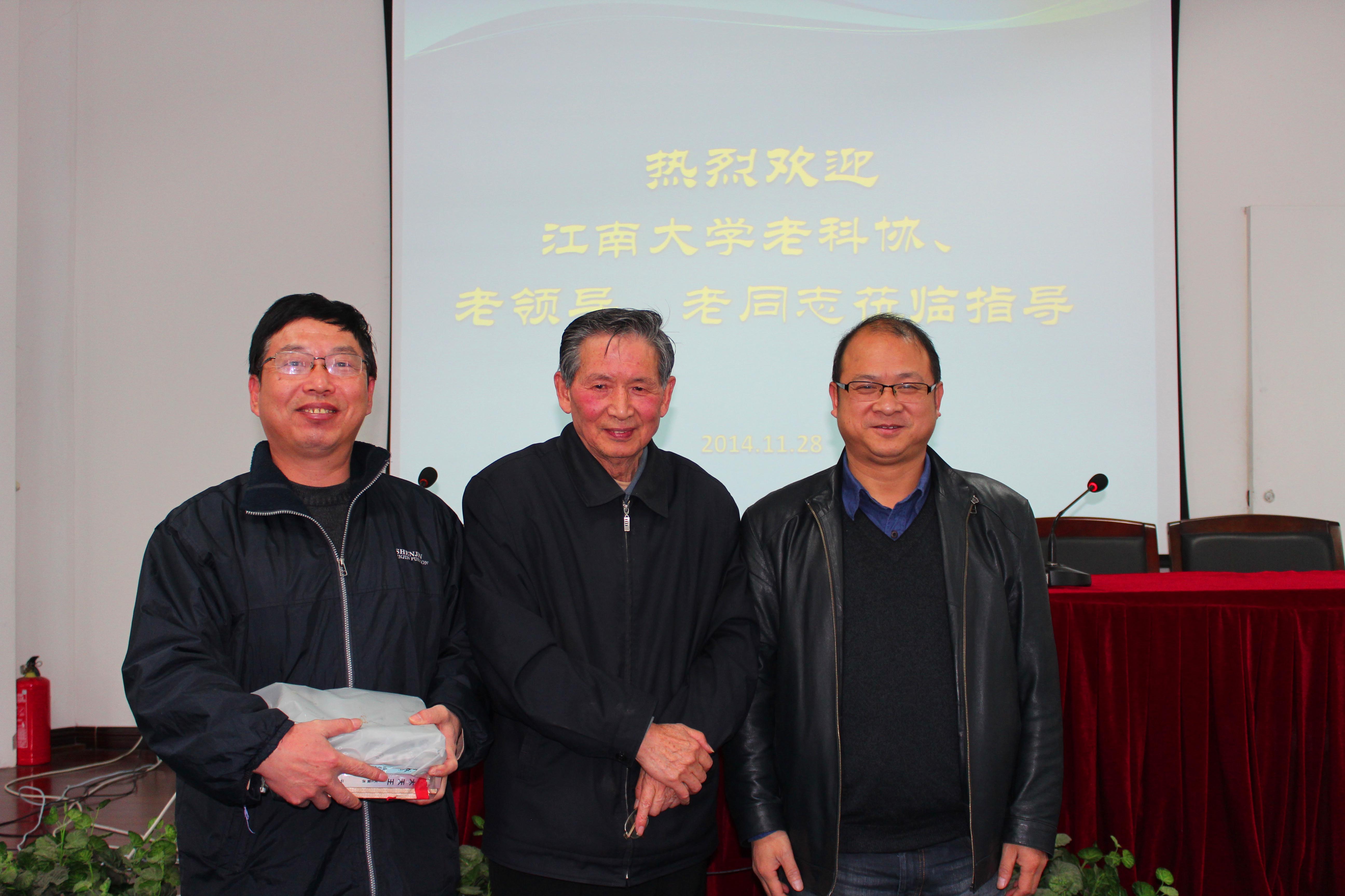 老科协成员向校图书馆赠送著作