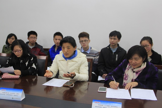 老师与同学们积极进行交流
