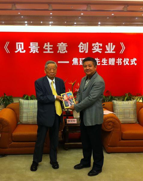 江南大学副校长徐岩代表学校接受捐赠