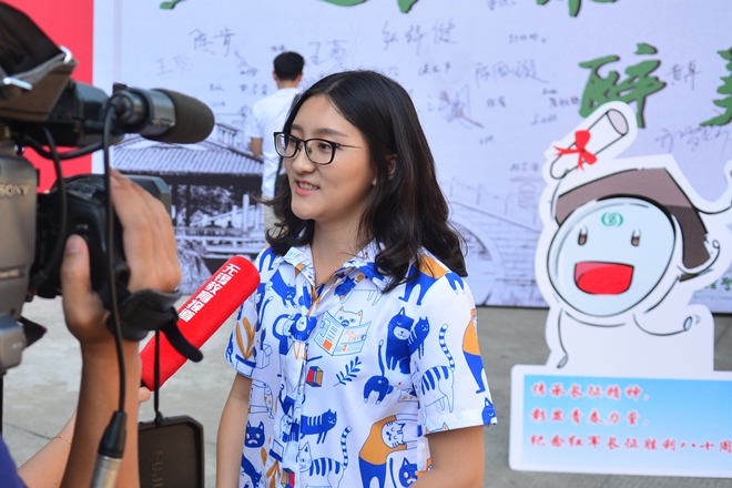 学生就长征纪念活动接受采访