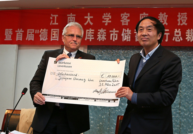 曼弗雷德 赫博斯海姆先生向学校捐赠支票