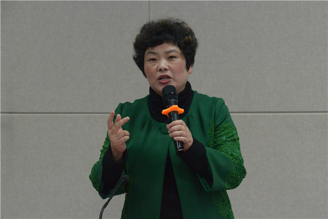 远东控股集团首席行政官周东佼女士代表集团向获奖同学表示祝贺