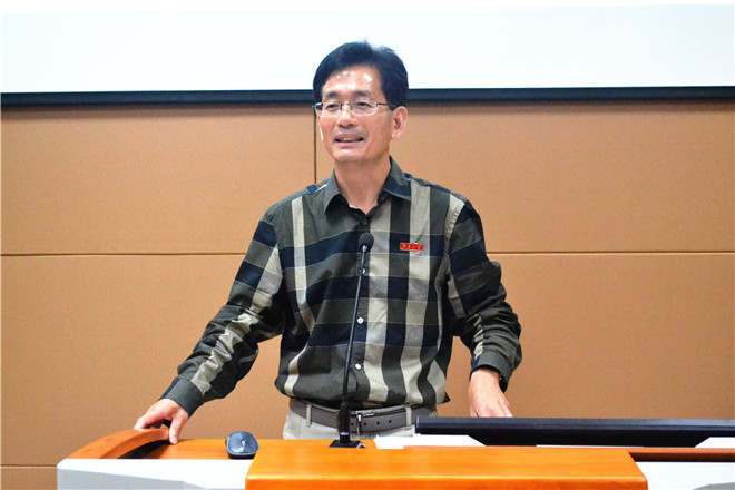 商学院院长滕乐法发言