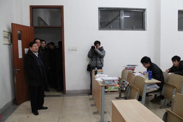 陈校长一行慰问校园工作人员和自修学生（二）