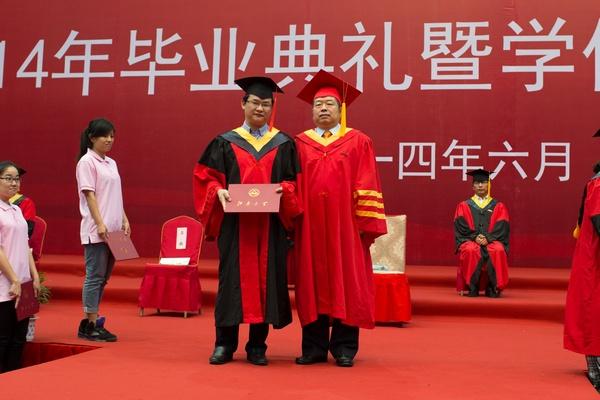 两天的倾情站立,上万次抬手,数千句“祝贺你”,数千次合影,只为毕业学子一个完美的江南记忆
