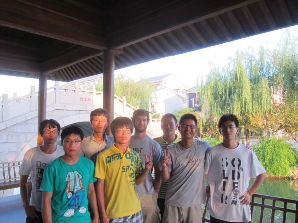 两国学子校园游览合影留念