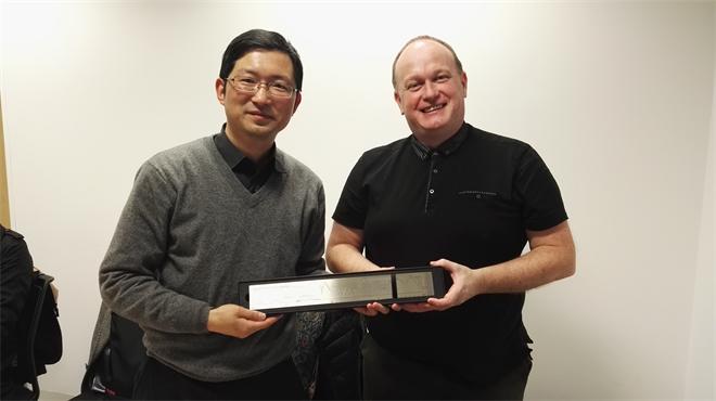 图四 向Geraint Wiggins教授赠送学院礼品