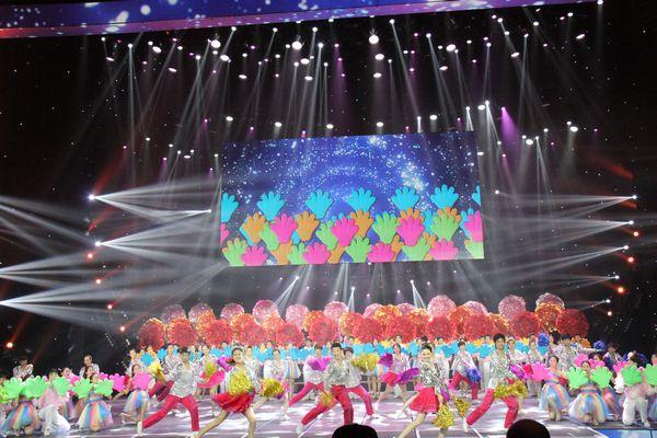 开场歌舞《五月的鲜花》，江大学生主体表演