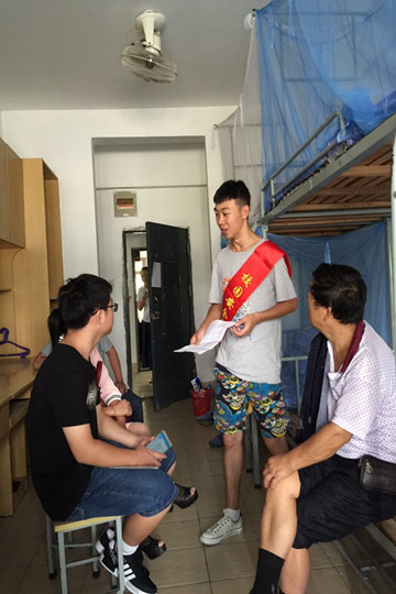 校园安全宣传志愿者进宿舍（一）