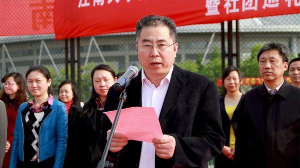 校办主任张光生宣读“十佳社团”表彰决定