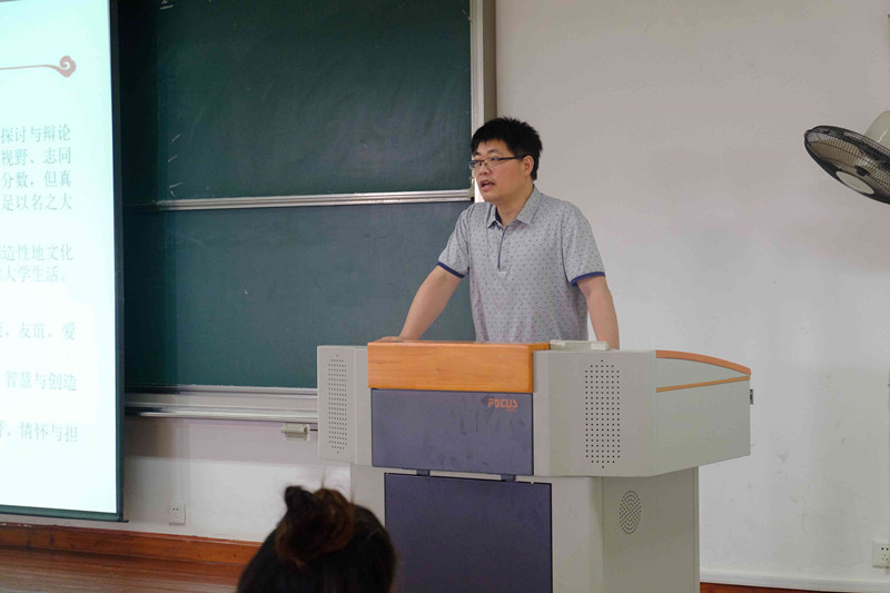 方俊副书记讲“大学生行为准则”