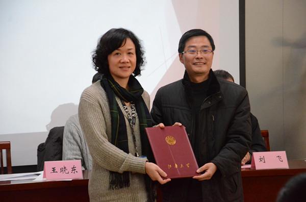 社会资源处副处长张文向英飞凌公司颁发捐赠证书