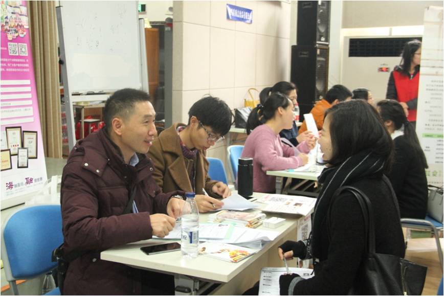 现场招聘负责人与应聘学生交谈