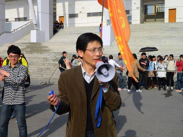 周建中书记为拔河比赛开赛
