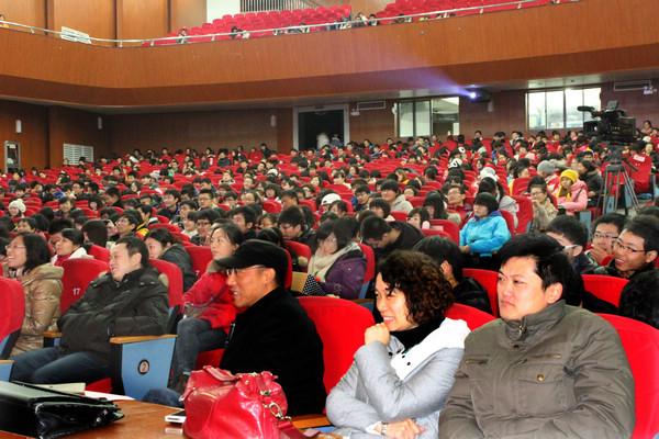 师生兴致勃勃地聆听讲座