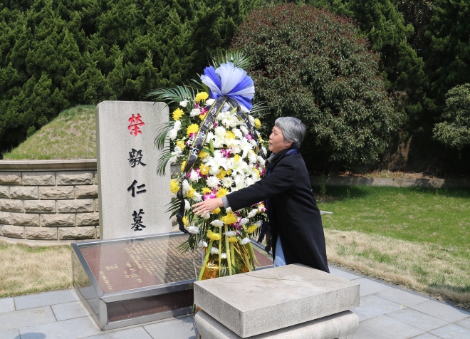王武理事与学生代表敬献花篮