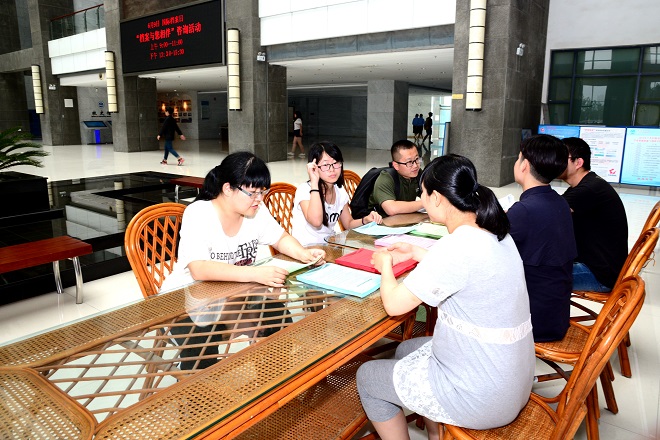 档案馆工作人员耐心解答相关问题