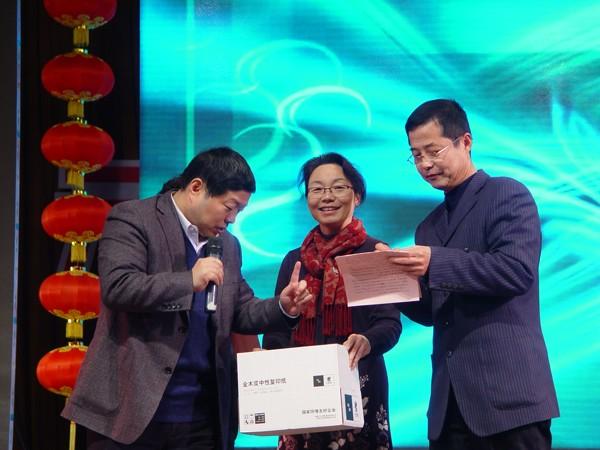 校长陈坚介绍学校发展情况并为老同志们抽出大奖