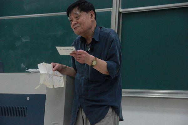 李老师深情讲述往事