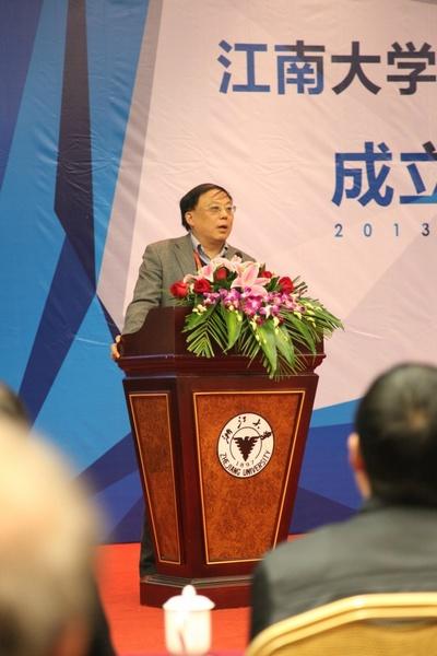 邱建平秘书长宣读浙江校友会第一届理事成员、组织机构建议名单