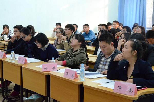 评委们认真评选