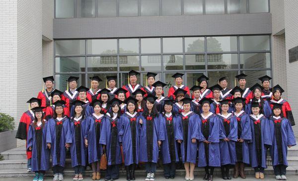 学院领导、导师与全体毕业生合影留念