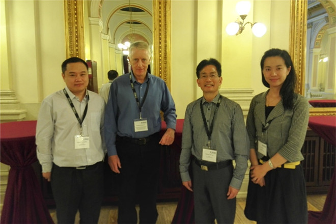 商学院院长滕乐法（左三）与Monash大学商学院院长Colm Kearnery（左二）合影
