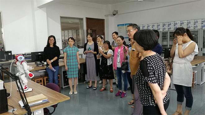 参观君远学院机器人实验室