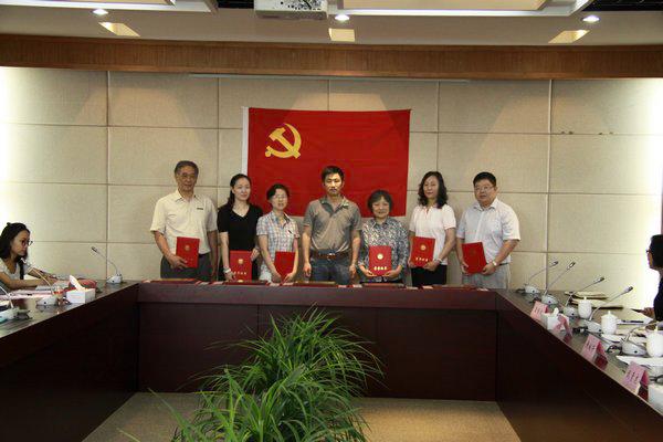 校党委常委、组织部部长戴月波为2011-2013年度校优秀党员颁发荣誉证书
