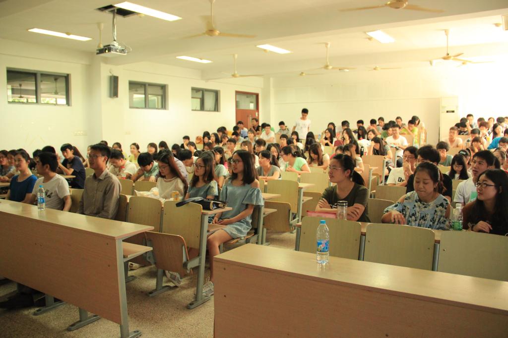 前来听讲的学生