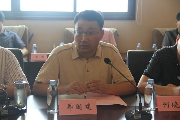 杭州茶叶研究院党委书记郑建国介绍研究院概况
