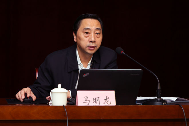 省委宣讲团成员、省商务厅厅长、党组书记马明龙作宣讲报告
