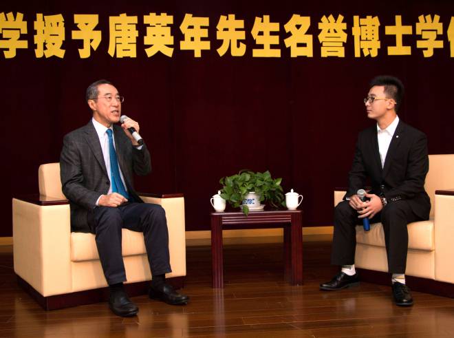 唐英年与学生展开访谈