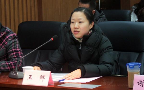 校团委副书记王晖主持座谈会