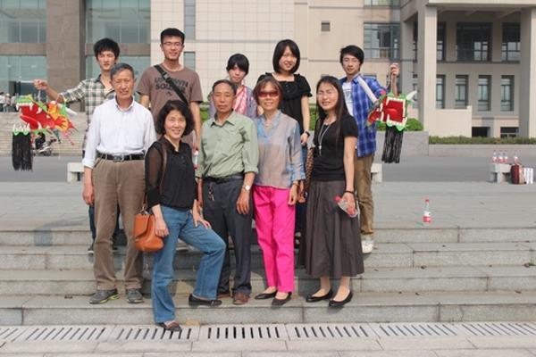 献礼九十载 放飞新希望——蠡湖退休党支部、工设1104团支部举行团徽风筝放飞仪式